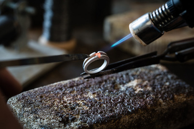 廢棄工廠中的珠寶首飾 攝圖新視界的創(chuàng)新開發(fā)與銷售策略